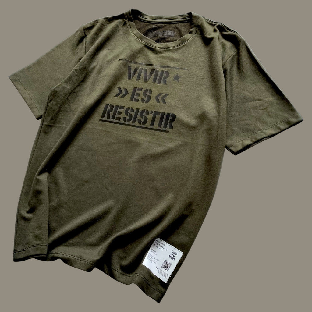 Camiseta Oversize Clásica Unisex- Vivir Es Resistir- Inkzurekto Merch