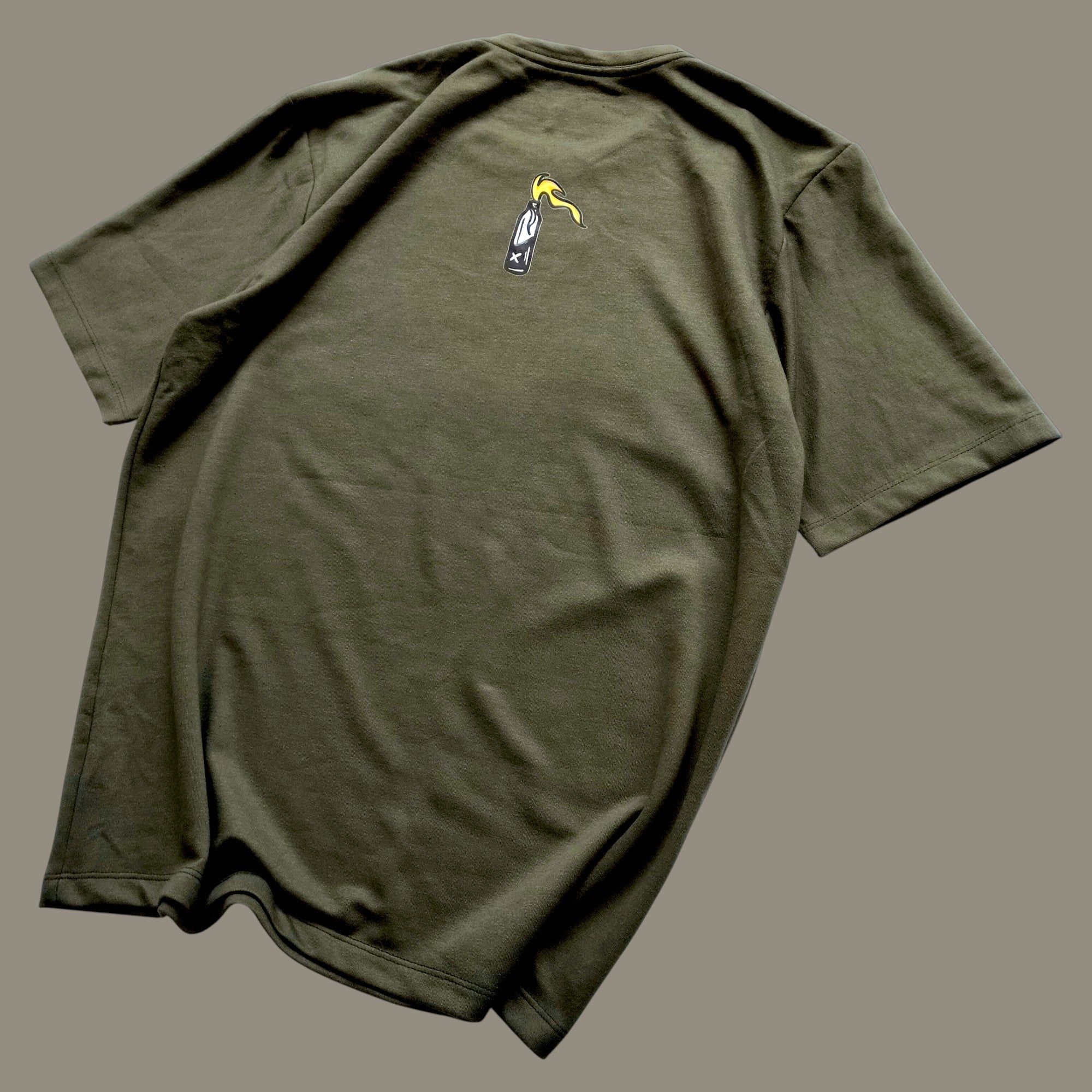 Camiseta Oversize Clásica Unisex- Vivir Es Resistir- Inkzurekto Merch